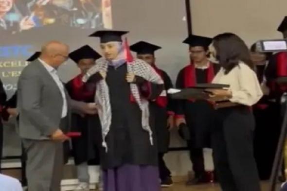 بسبب الكوفية الفلسطينية: عميد يرفض تسليم شهادة التخرج لطالبة متفوقة.
