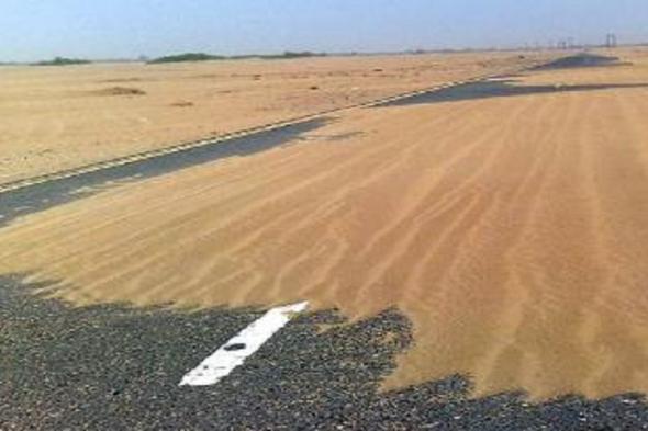 زحف الرمال يهدد سلامة السائقين وباقي مستعملي طريق حيوية بتزنيت