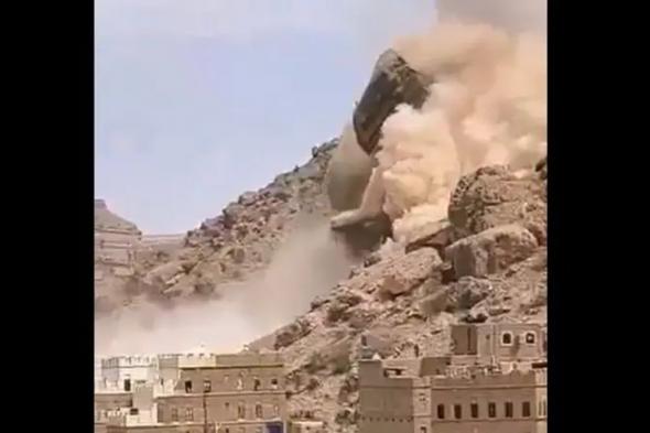 بالفيديو.. انهيار صخري كبير يثير الذعر والهلع للسكان في حضرموت اليمنية