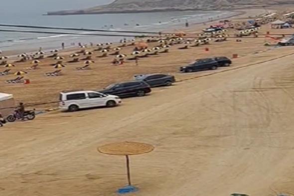 أكادير : مافيا البارسولات تحتل مساحات شاسعة من شاطئ 25 كلم، وسط مطالب بتدخل الجهات الوصية