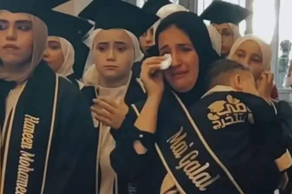 بالفيديو | في مشهد يفطّر القلب.. رضيع يتسلّم شهادة تخرج والدته المتوفاة بمصر