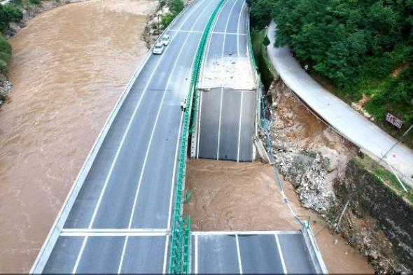 لحظة انهيار جسر مرتفع في الصين بسبب السيول المفاجئة.. فيديو