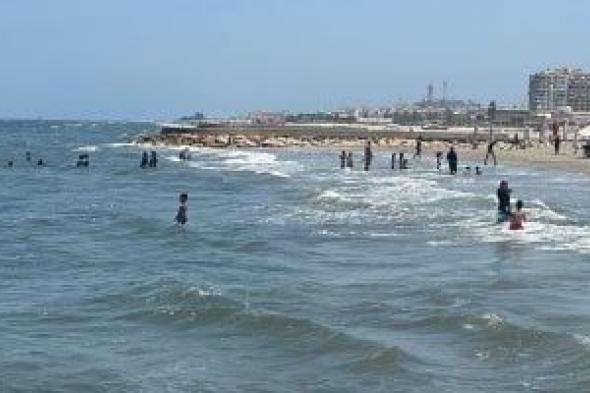 إقبال من المصطافين على شاطئ بورسعيد رغم التحذيرات.. فيديو وصور