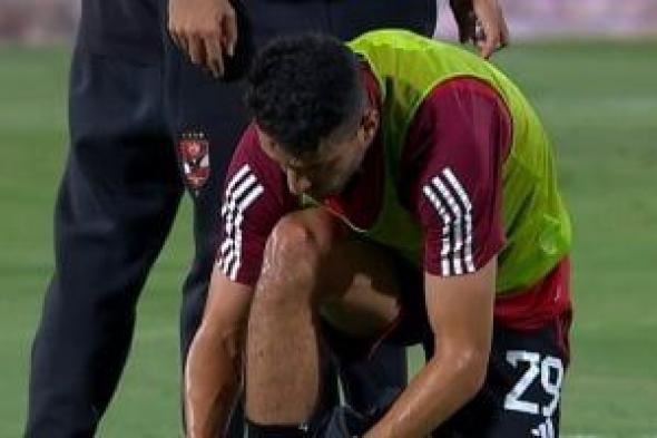 لحظة خروج طاهر محمد طاهر من الملعب بعد إصابته أثناء الإحماء.. فيديو