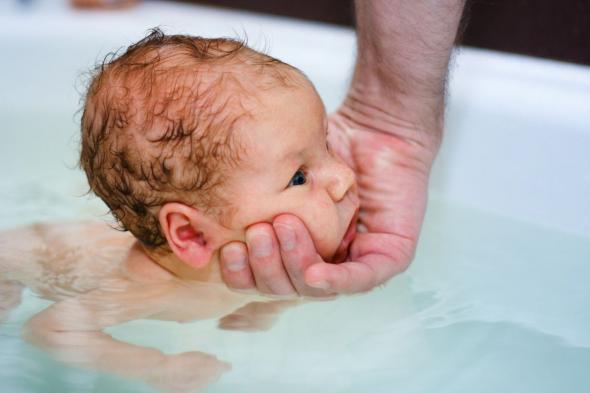 فوائد الاستحمام للطفل الرضيع .. وأشياء تجنبيها لتخفيف البكاء