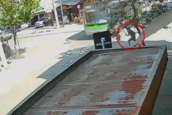 فيديو | مقتل لص بعد ثوانٍ من سرقة هاتف