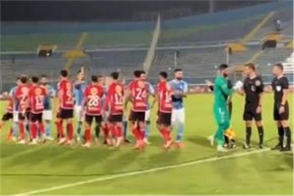 فيديو.. الشيبي يتجنب مصافحة لاعبي الأحمر قبل مباراة الأهلي وبيراميدز