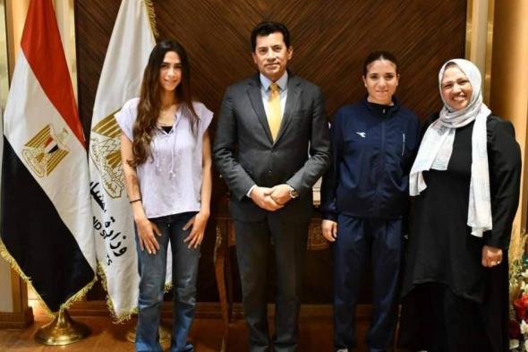 وزير الرياضة المصري ينهي أزمة الدرّاجتين جنة وشهد