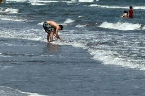 إعادة فتح شواطئ بورسعيد للسباحة بعد إغلاقها يوم واحد.. فيديو وصور