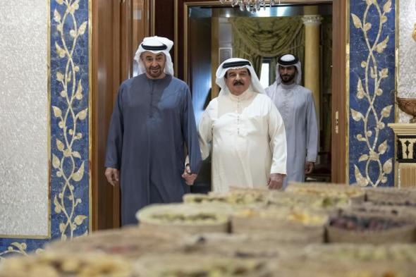 رئيس الدولة وملك البحرين يبحثان تعزيز الأواصر الأخوية