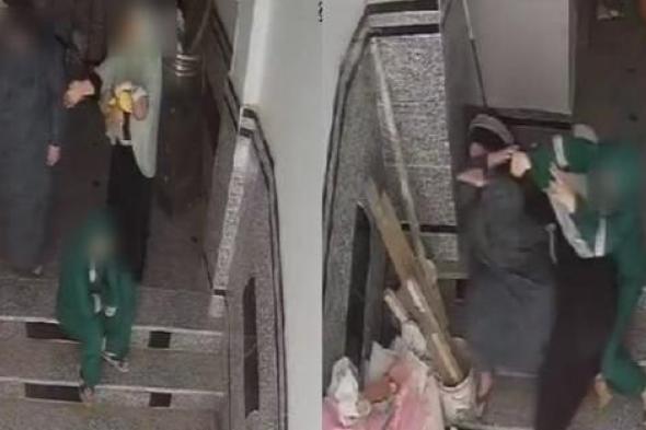 فيديو نشره الزوج.. امرأة تضرب وتسحل حماتها على سلالم العمارة يثير غضب المصريين