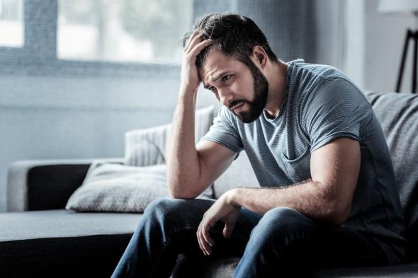 هل يسبب انخفاض هرمون التستوستيرون القلق والاكتئاب؟