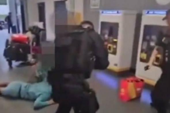 فيديو| إيقاف ضابط بريطاني عن العمل بعد اعتدائه على رجل في مطار مانشستر