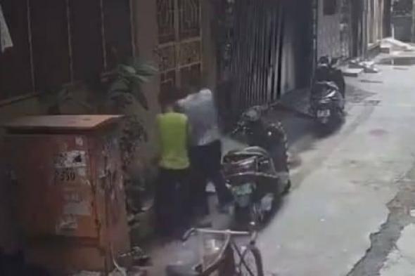 فيديو| بائع هندي يتعرض للسرقة والخنق في وضح النهار