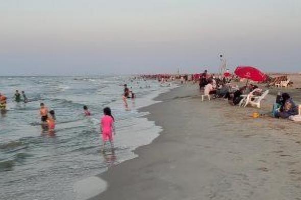 توافد المواطنين للاستمتاع بجمال شواطئ مدينة المنصورة الجديدة.. فيديو