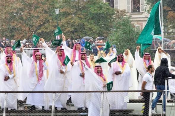 بفخر واعتزاز.. بعثة السعودية تبهر العالم بالزي التقليدي بحفل افتتاح أولمبياد باريس 2024