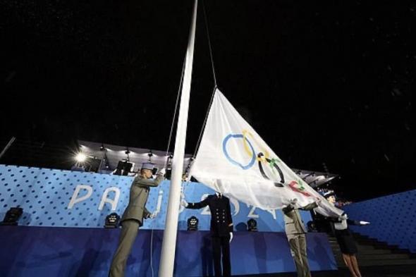 فرنسا ترفع علم دورة الألعاب الأولمبية بالمقلوب