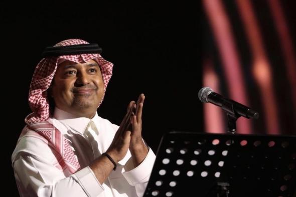 "الحب جمعنا".. راشد الماجد يغني متغزلاً في موسم الرياض