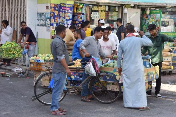 شاهد | 13 صورة ترصد مخالفات البيع بدون ترخيص في سوق "سيكو" بالدمام