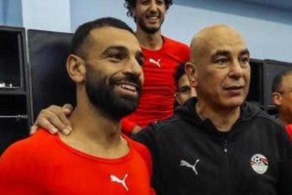 منتخب مصر يحتفل بوصول محمد صلاح للمباراة رقم 100.. صور