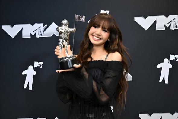 للمرة الثانية.. ليسا تصنع التاريخ وتكتسح حفل جوائز VMAs