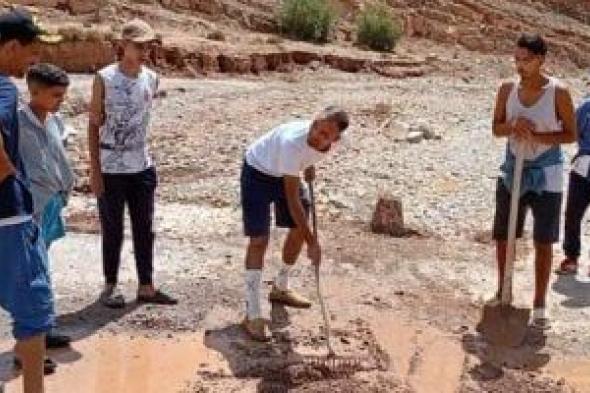 يدًا بيد.. تعاون أهالى القرى المنكوبة بالسيول فى المغرب لإصلاح الأضرار (صور)