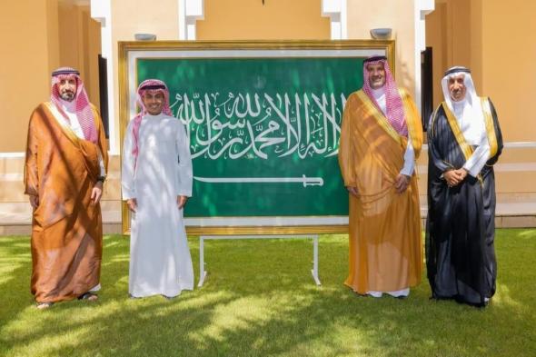 الأمير فيصل بن سلمان يستقبل الخطاط المجحدي ويتسلم لوحة فنية تحاكي العلم السعودي