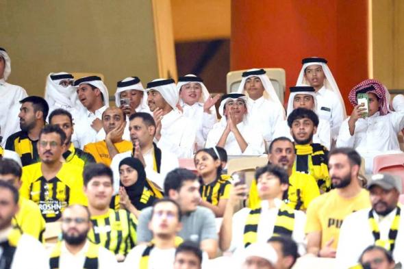 وفد مركز أجيال القطري يظهر في مدرجات الاتحاد