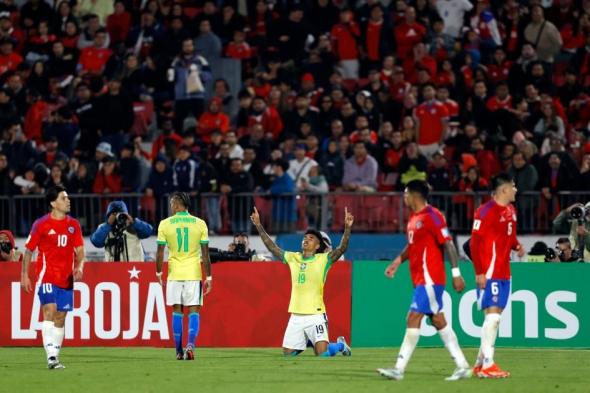 هدف هنريكي في الرمق الأخير يمنح البرازيل الفوز 2-1 على تشيلي