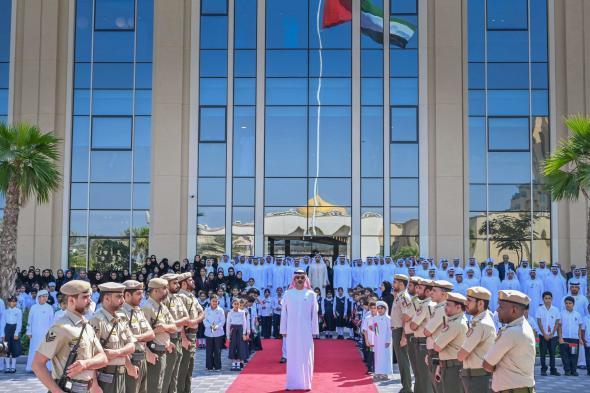 عمار بن حميد يرفع علَم الإمارات في مبنى الجهات الحكومية بعجمان