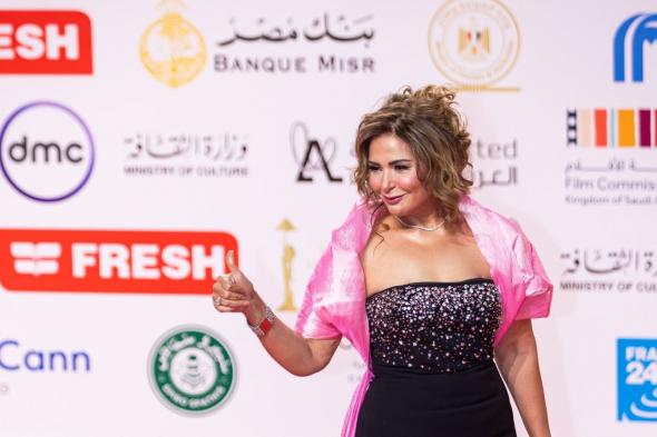 فنانات بدون أزواجهن على السجادة الحمراء لافتتاح مهرجان القاهرة السينمائي