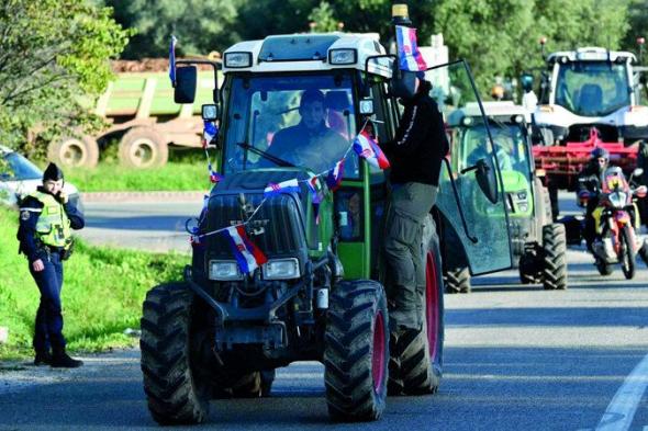 صورة وتعليق.. مزارعون فرنسيون يحتجون على  اتفاقية تجارية