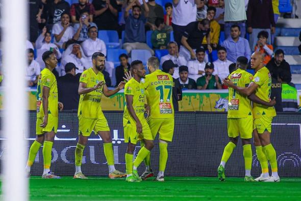 الخليج يلحق الهزيمة الأولي بـ الهلال في دوري روشن