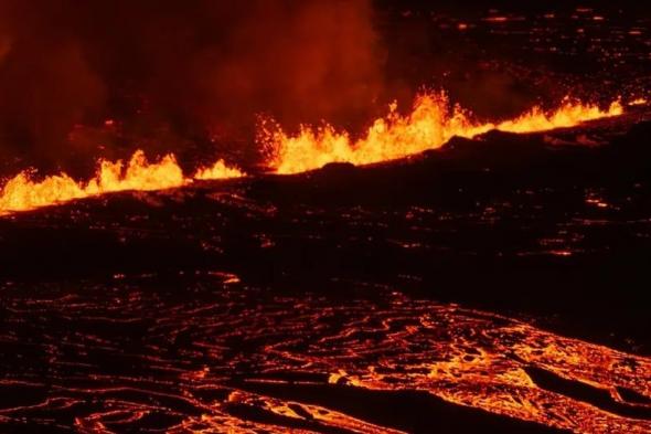 نار موقدة.. بالصور: بركان أيسلندا يرعب السكان ويبتلع منتجعًا سياحيًّا شهيرًا