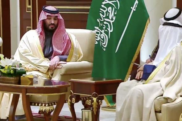 شاهد.. حديث ودي يجمع الأمير محمد بن سلمان مع أمير الكويت