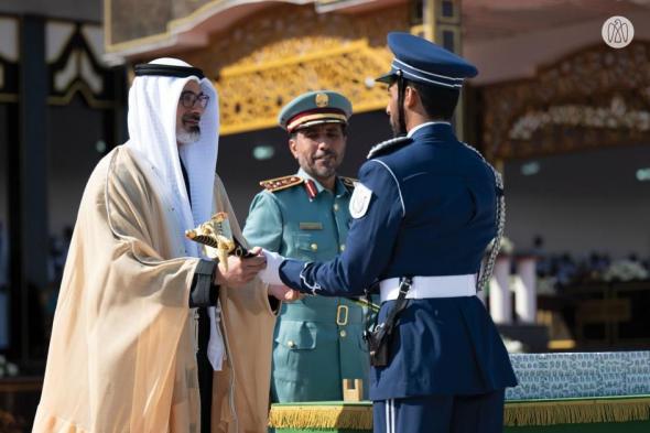 خالد بن محمد بن زايد يدعو خريجي كلية الشرطة لتبنّي نهج التميُّز والريادة