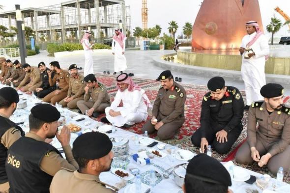 محافظ جدة يشارك قادة ومنسوبي القطاعات الأمنية الإفطار الرمضاني في الميدان