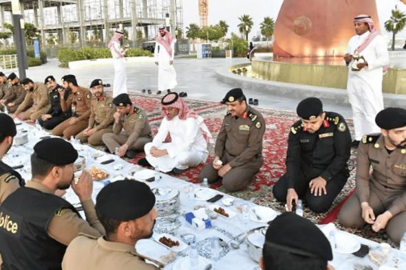 محافظ جدة يشارك الإفطار الرمضاني مع قادة ومنسوبي القطاعات الأمنية