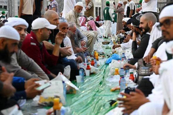 جموع الصائمين يصطفون لتناول موائد الإفطار بالمسجد الحرام مع ثاني أيام شهر رمضان