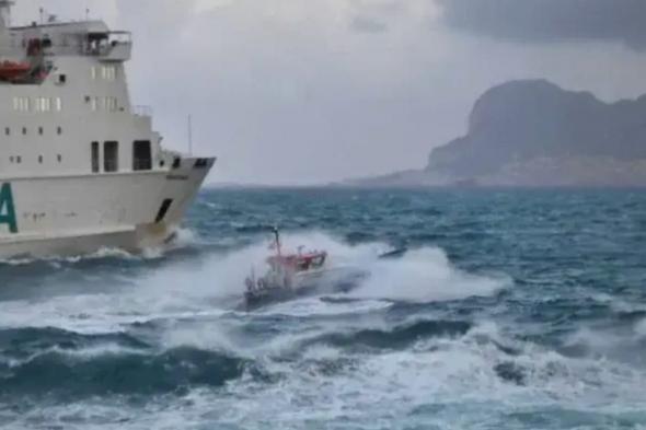 عاصفة بحرية توقف الملاحة بين طنجة وطريفة وتحذيرات من أمطار غزيرة بالمغرب