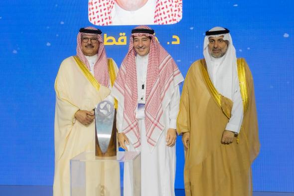 وزير الصحة يكرم د. خالد القطَّان رائد زراعة الرئة في المملكة