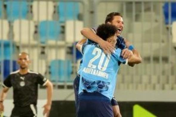 لاعبو بيراميدز وصن داونز يعاينون أرض ملعب المباراة قبل نهائى أفريقيا.. فيديو