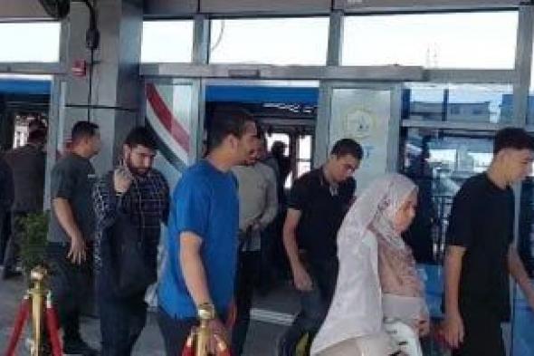 إقبال كبير من المواطنين على الأتوبيس الترددى فى الساعات الأولى لتشغيله.. صور
