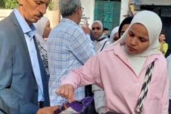 توزيع شيكولاتة على طلاب الشهادة الإعدادية أمام لجان الامتحانات بالفيوم.. صور