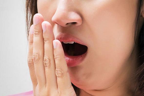 رائحة الفم الكريهة.. الخضيري يوضح أبرز الأسباب الطبية وطرق التعامل معها
