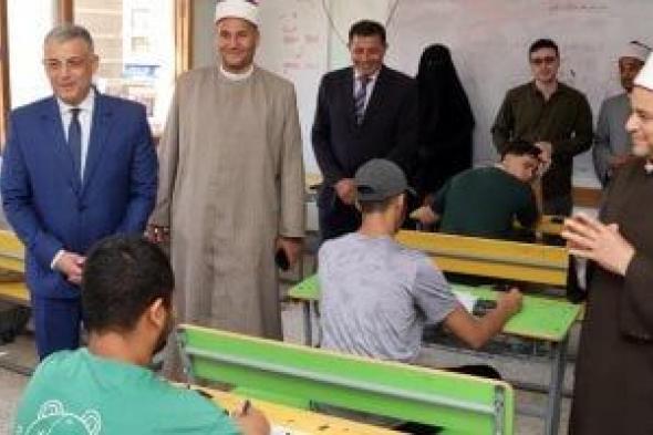 محافظ الإسماعيلية يتفقد لجان امتحانات الإعدادية العامة والثانوية الأزهرية