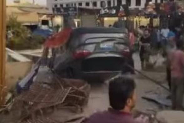 سيارة ملاكي تقتحم كافيه وتصيب 4 أشخاص بمدينة 6 أكتوبر.. صور