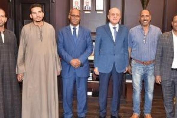 محافظ الأقصر يستقبل وفد شباب قرية كيمان المطاعنة ويعد بتنفيذ مطالبهم الخدمية