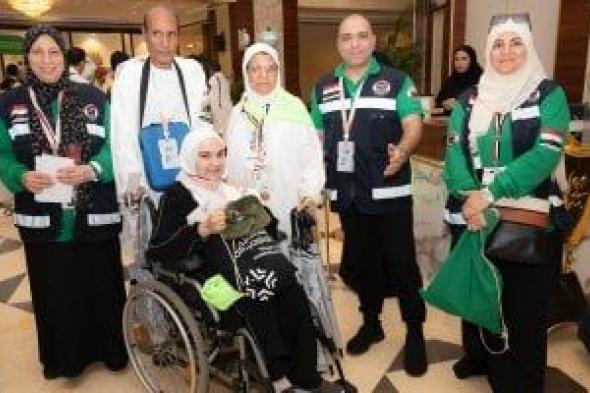 إيناس على كرسيها المتحرك تصل الكعبة مع عائلتها بعد حلم طال انتظاره.. صور