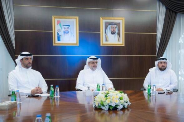 ولي عهد الشارقة يبحث مستجدات قطاع الطاقة ومقترحات المشاريع المستقبلية (فيديو)